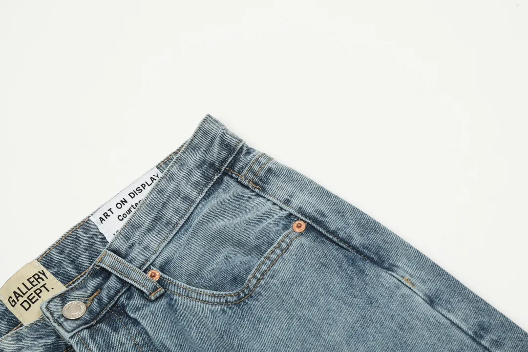 #8062 P286💰 GALLERY DEPT.G letter patch pudding 5001 denim washed and distressed spliced jeans -Original purchase and pattern making to truly restore the ultimate vintage texture -Original hardware accessories, washed and other elevators, QR code analysis are all purchased from the original factory, high degree of restoration, you are welcome to compare with a certain product ~ -Three-dimensional version Loose and comfortable, not picky about the figure, taller and slimmer, factory Seiko, original factory quality control, same style for men and women, can be matched with couples Versatile recommendation: must-have jeans for all seasons Color: blue Size: S-XXL (28-36)